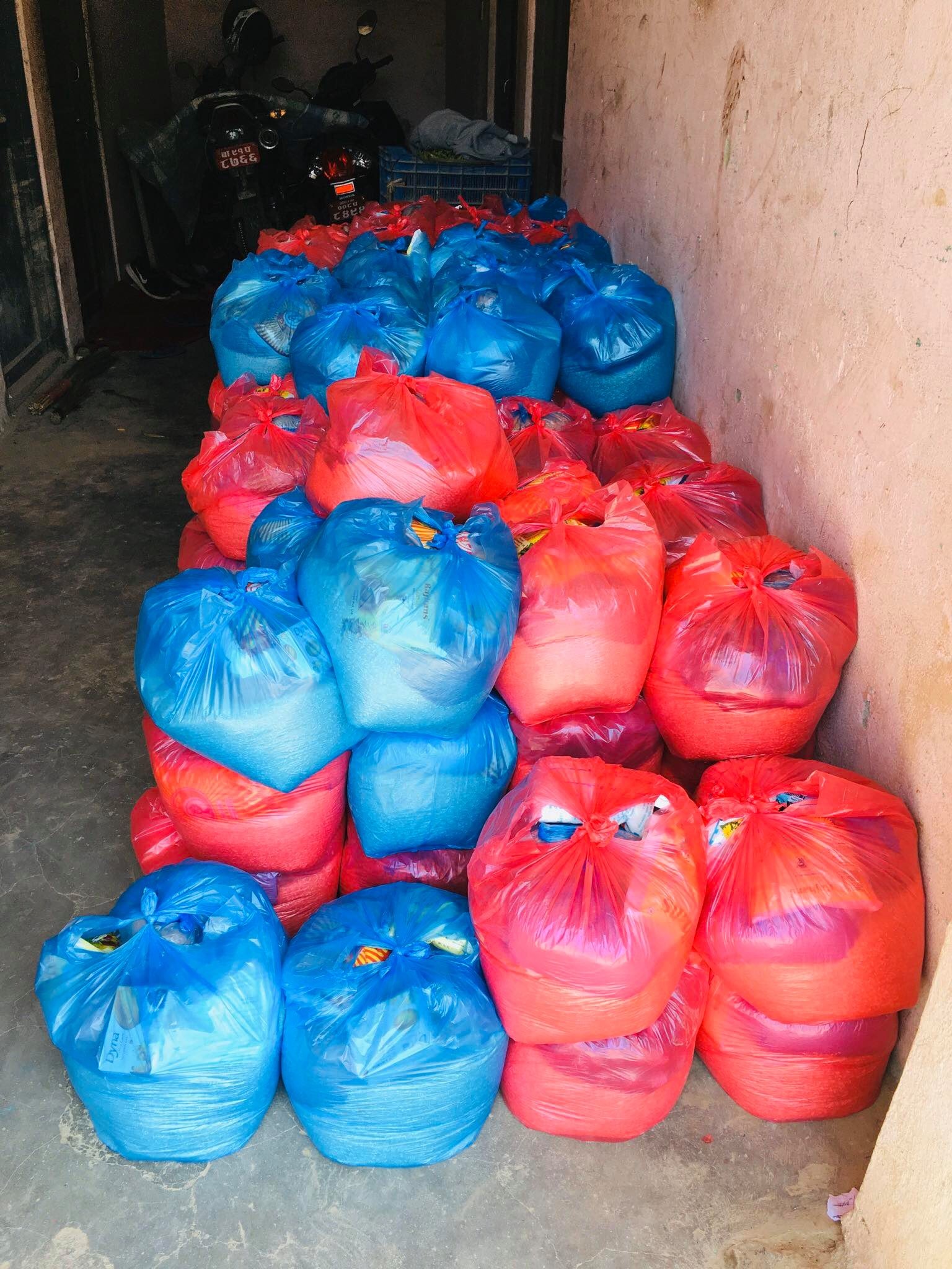 नागार्जुन  न.पा वडा नं ५ का स्थानीय युवाहरुद्धारा राहत वितरण
