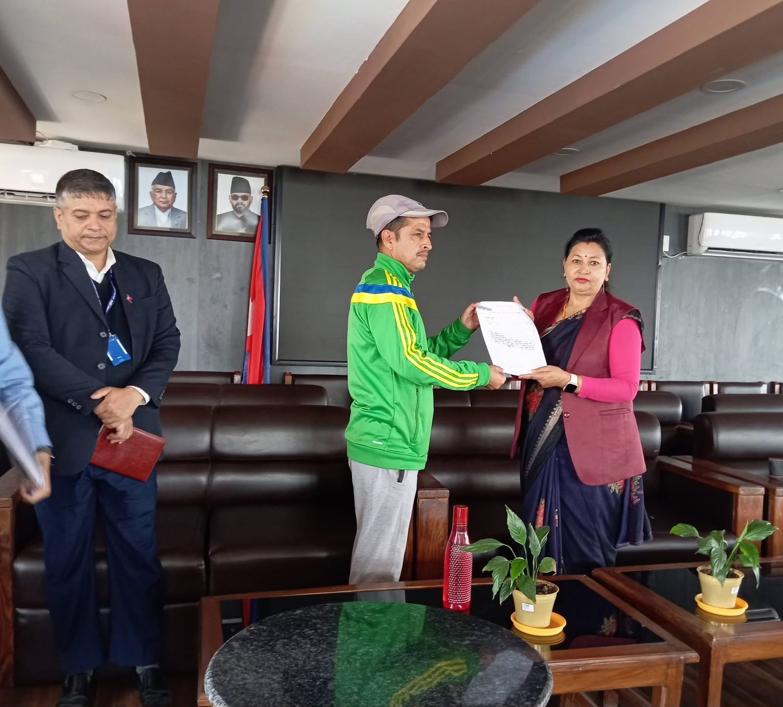 सितापाइला–धार्के सडकलाई राष्ट्रिय राजमार्ग बनाउने प्रस्तावको विरोधमा नगरपालिकामा ज्ञापनपत्र